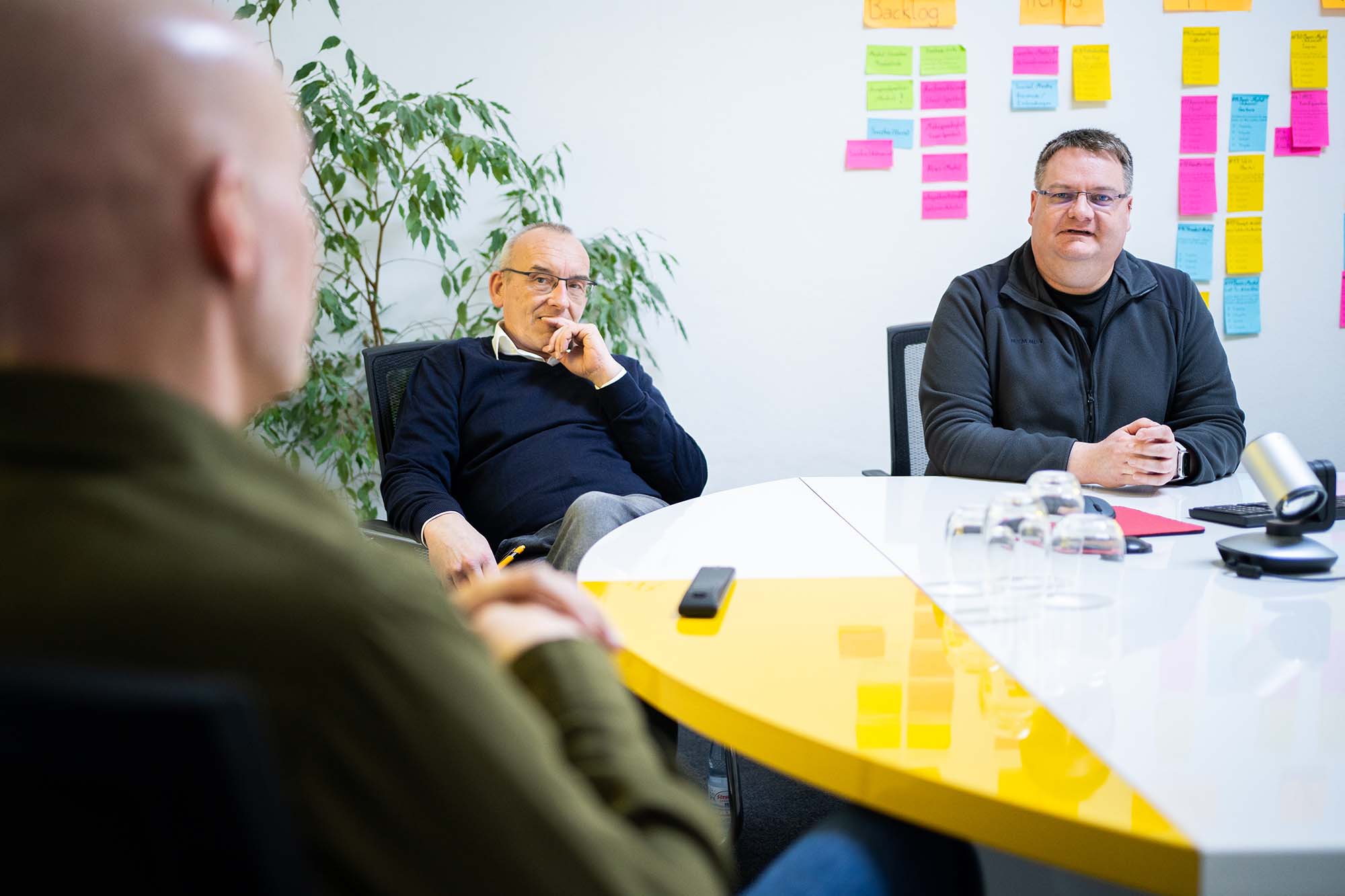 Internetagentur im Meeting: Team bespricht digitale Strategie und Projektplanung im Meetingraum