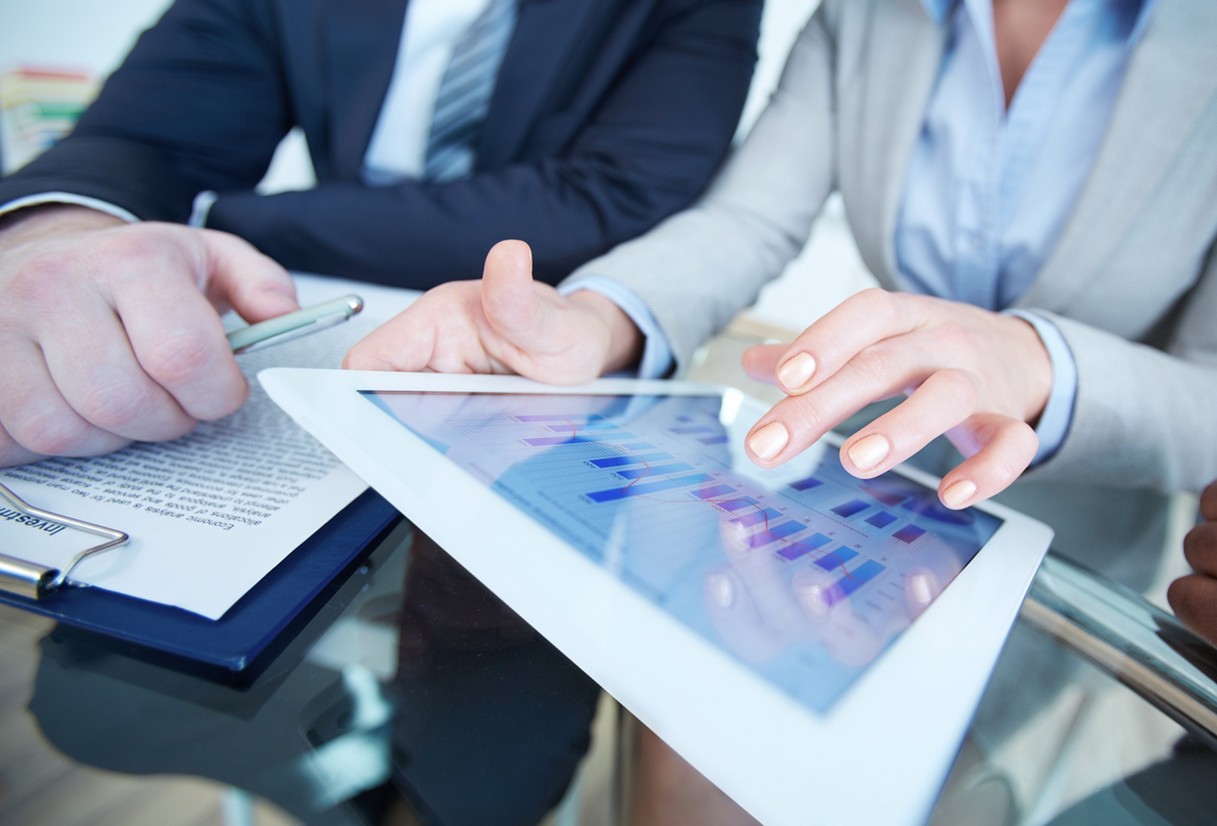 Analyse von Kundendaten im CRM-System auf einem Tablet