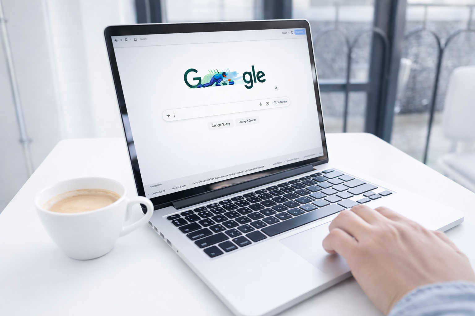 Laptop mit geöffneter Google-Suche als Symbol für bessere Sichtbarkeit durch interne Verlinkungen und SEO.