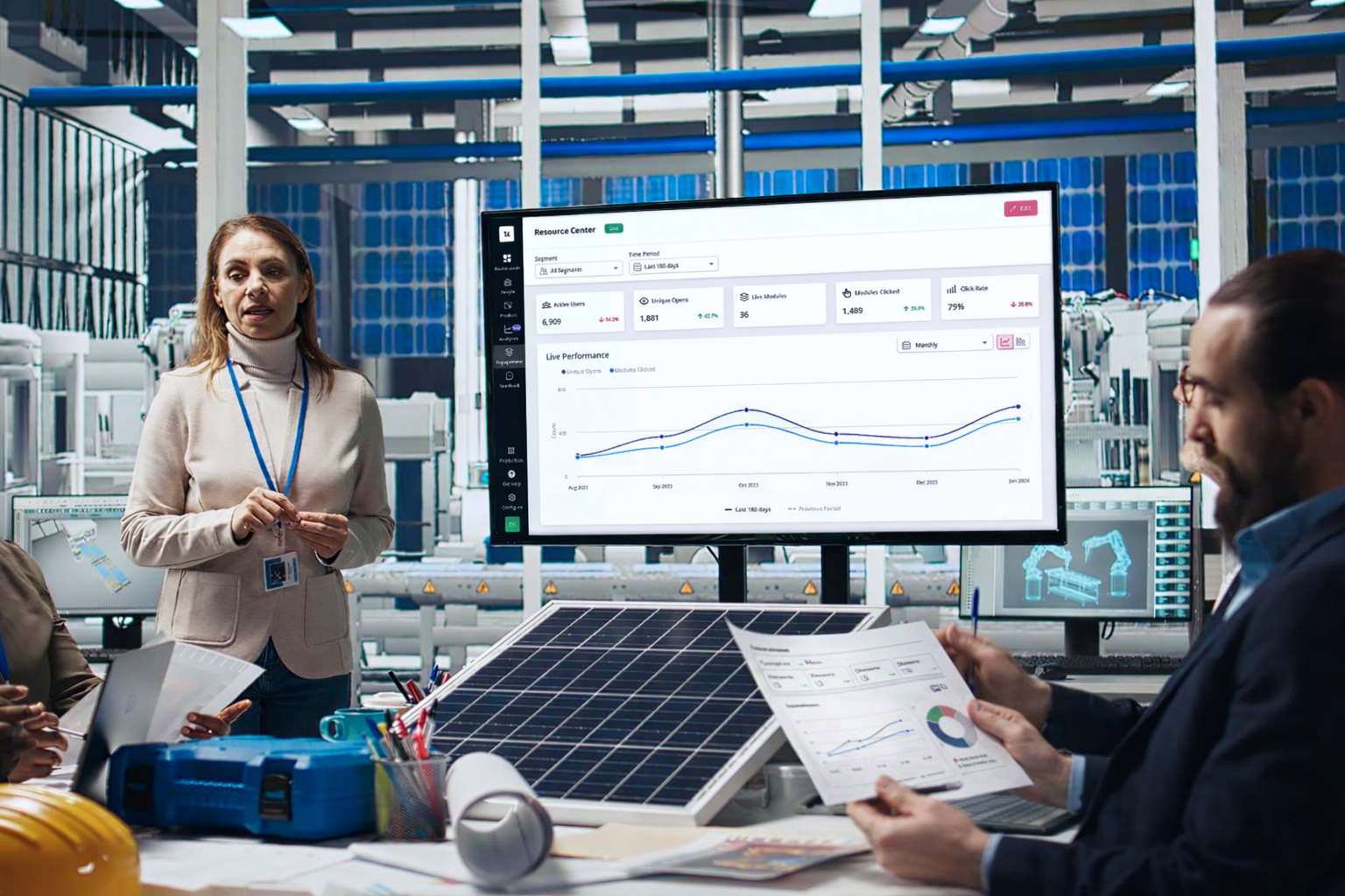 Team analysiert Leistungsdaten mithilfe digitaler Dashboards in einem industriellen Umfeld