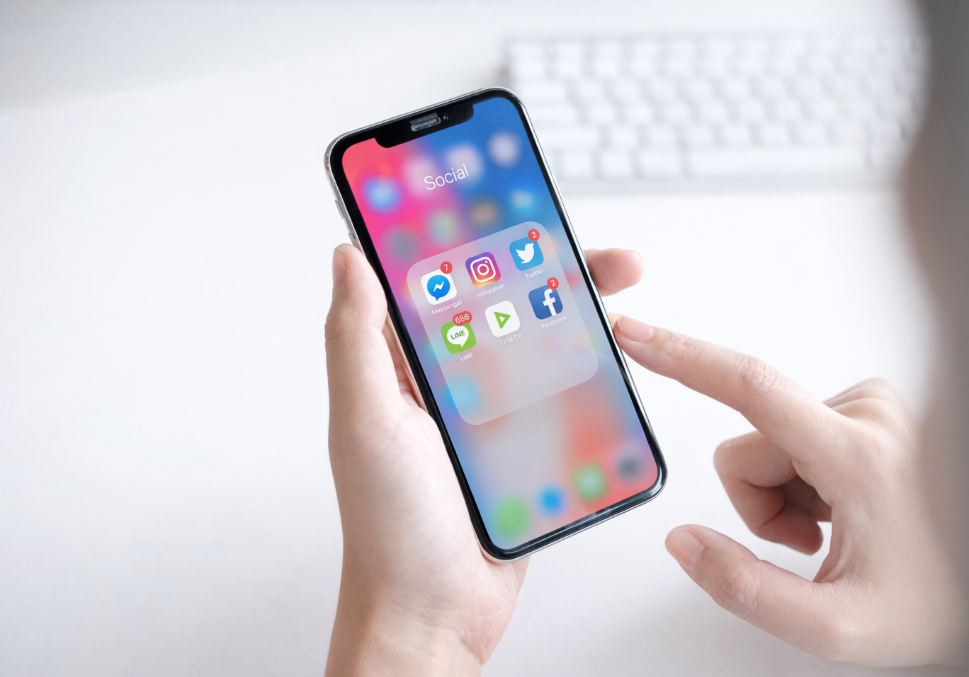 Person hält ein Smartphone mit Social-Media-Apps als Symbol für die Optimierung von og:image-Tags