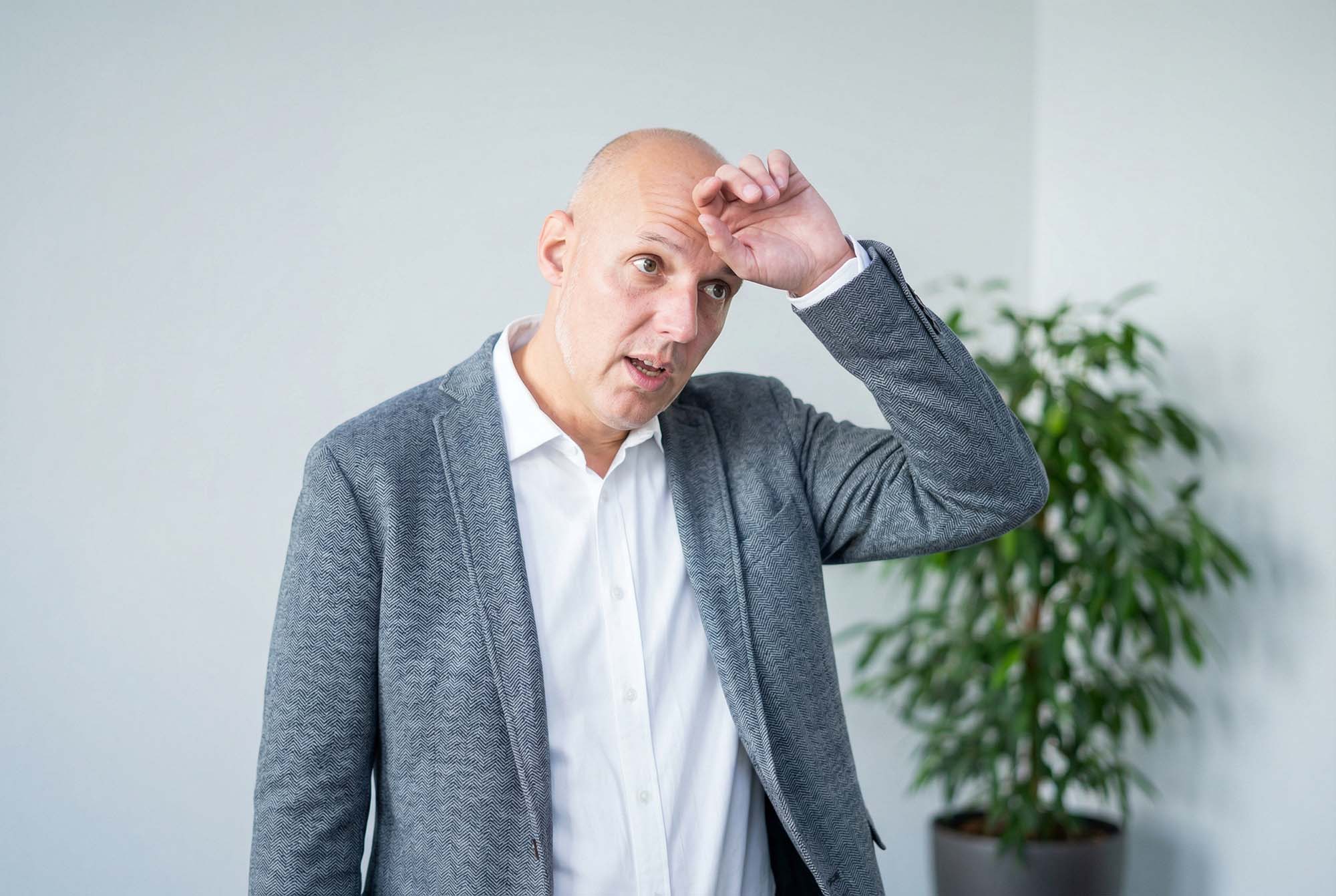 Person wirkt erleichtert bei der Entscheidung zu Cookies und Datenschutz-Einstellungen.