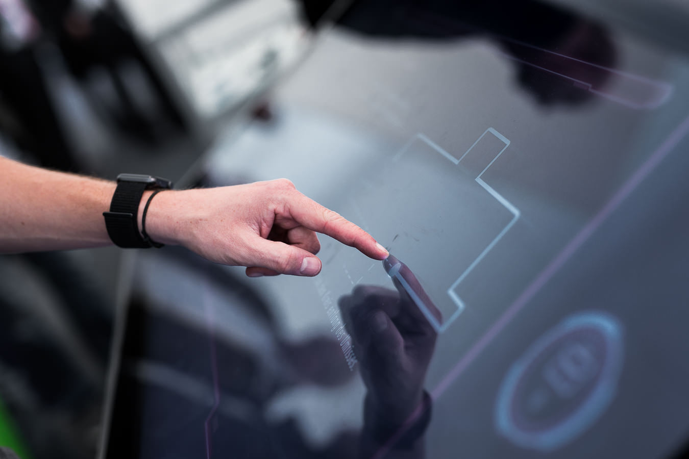 Digital Branding Visualisierung auf einem interaktiven Touchscreen zur Marken- und Prozessdarstellung.