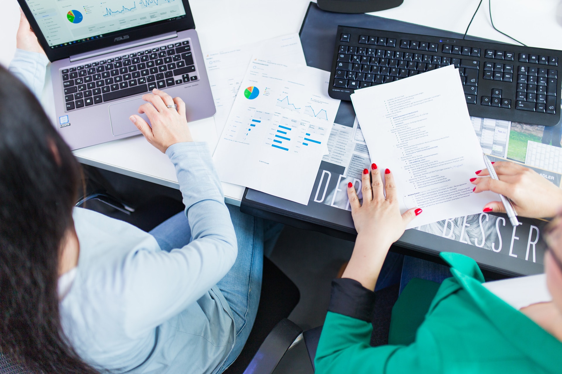 Expertinnen mit spezialisierten Kompetenzen besprechen die SEO Analyse einer Website