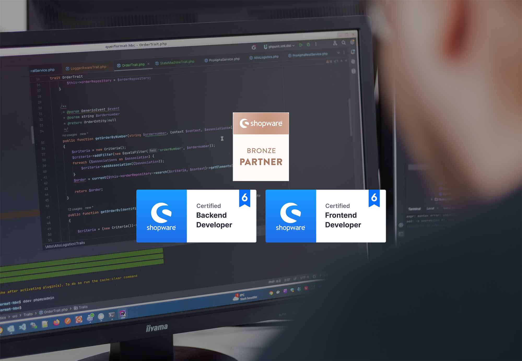 Bildkomposition aus Backend-Programmcode und offiziellen Shopware 6 Zertifizierungen für Webagenturen.
