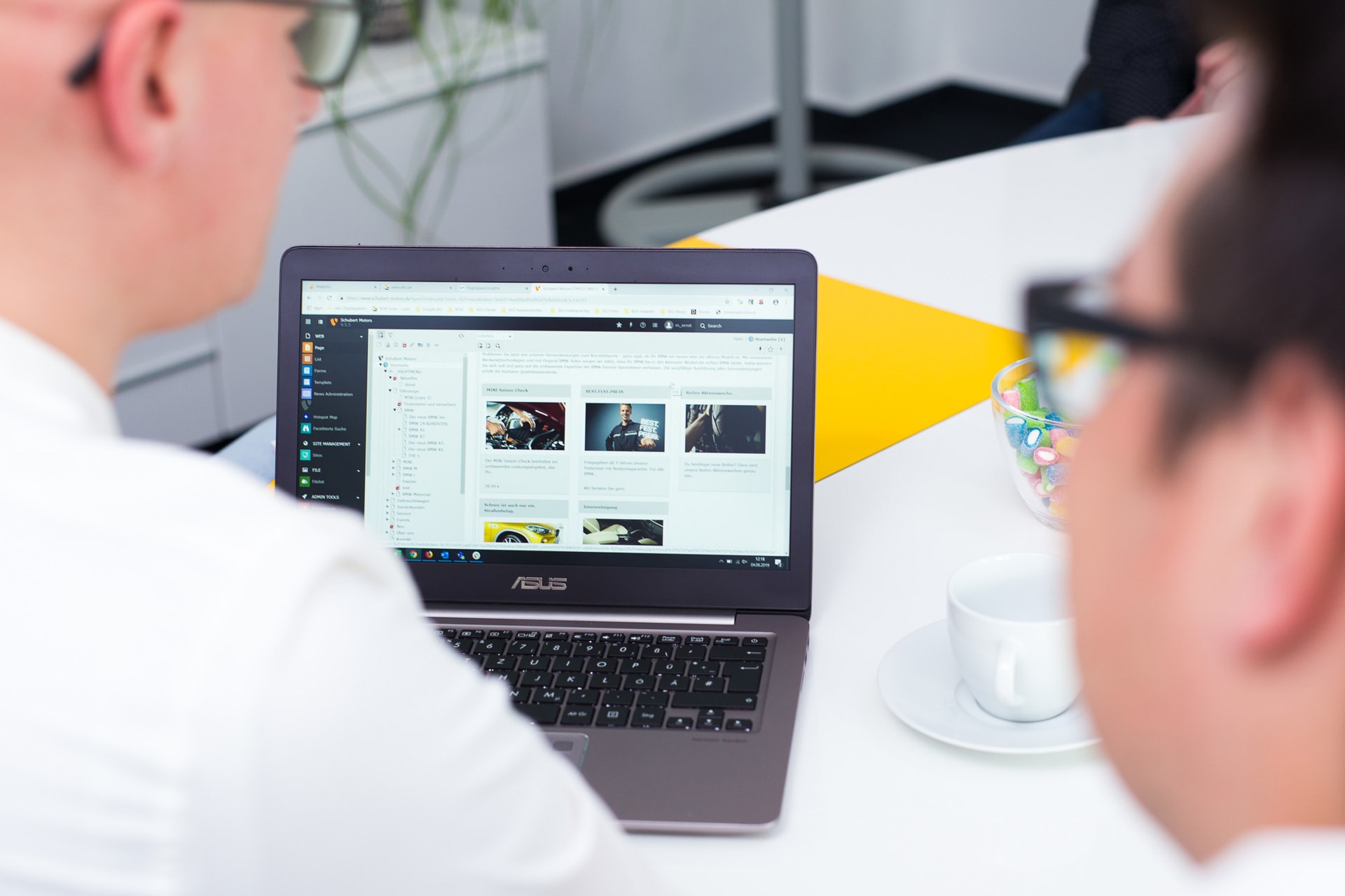 Webentwicklung TYPO3 - Developer programmieren im Backend eine Internetseite