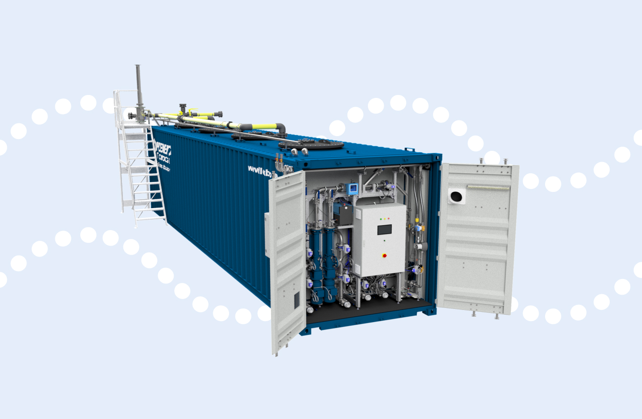 Freigestellte FlexBio-Containeranlage mit geöffneten Türen und sichtbarer Technik vor hellem Hintergrund.