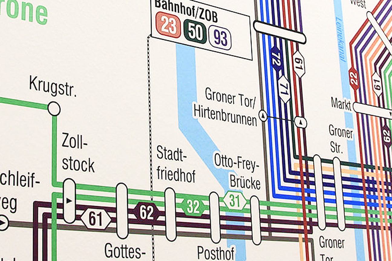 Detailaufnahme eines Liniennetzplans mit Haltestellen, Liniennummern und Streckenverlauf
