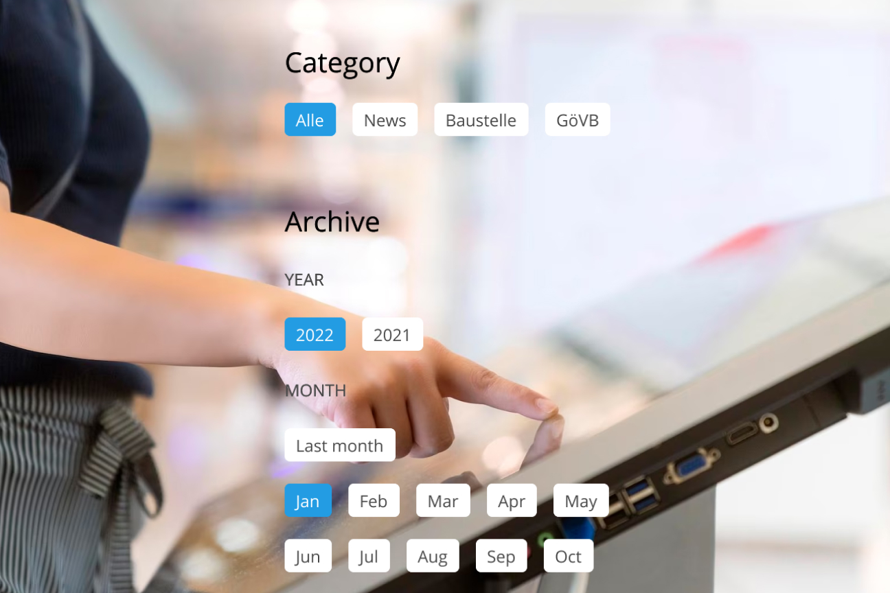 Hand bedient ein Touchdisplay mit Filteroptionen für Kategorien, Jahre und Monate.