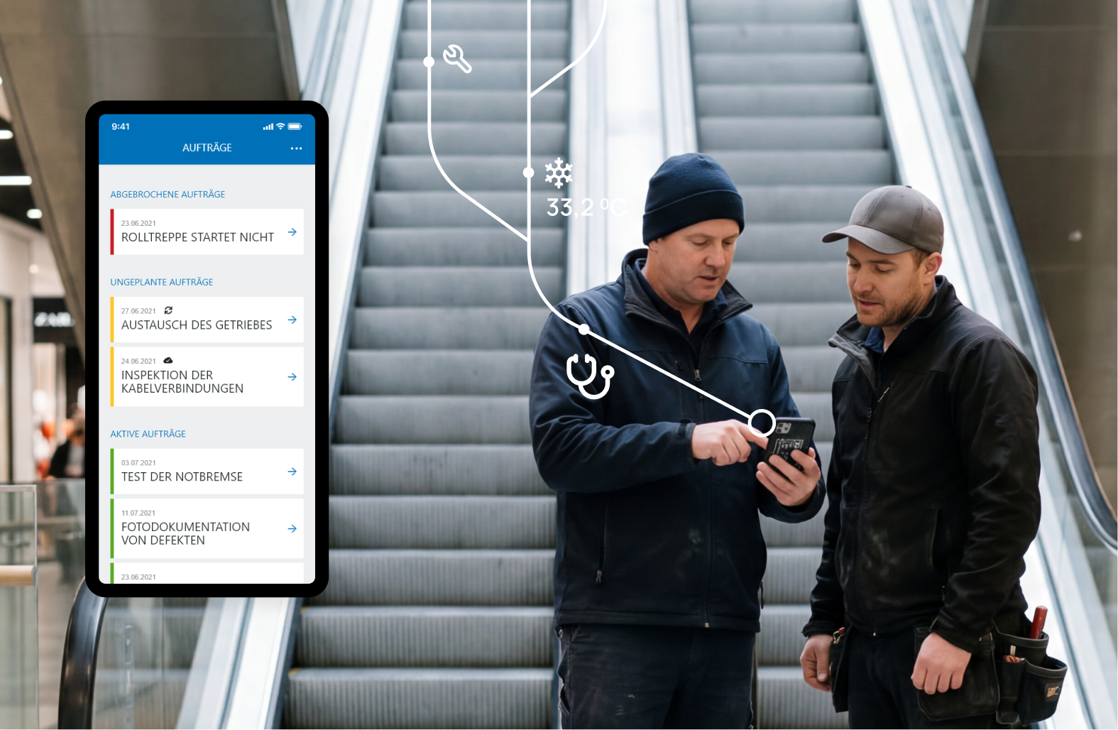 Zwei Servicetechniker vor Rolltreppen prüfen Aufträge auf einem Smartphone mit eingeblendeter App-Oberfläche