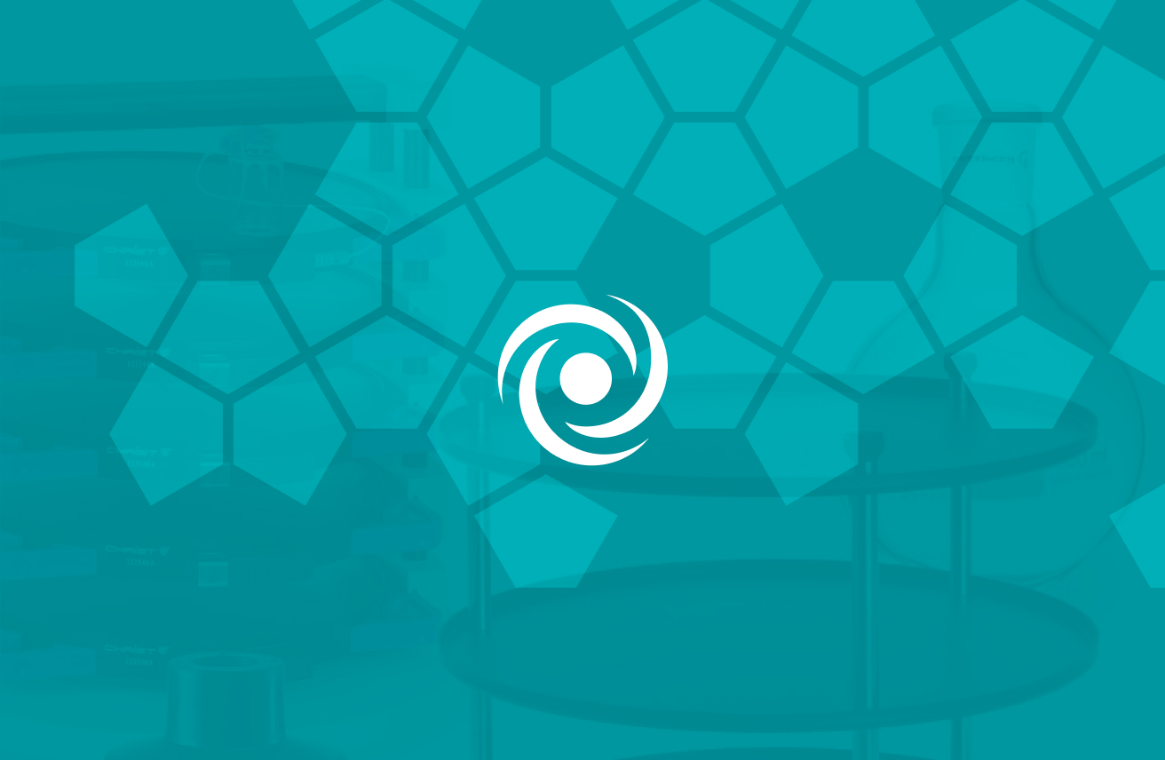 CHRIST-Logo auf türkisfarbenem Hintergrund mit hexagonalem Muster und angedeuteter Laboranlage