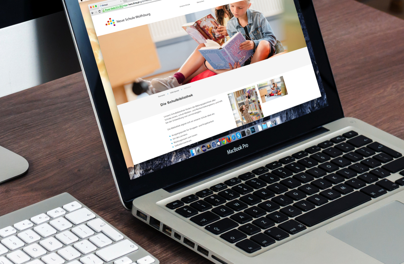 MacBook mit geöffneter Website der Neuen Schule Wolfsburg auf der Seite zur Schulbibliothek