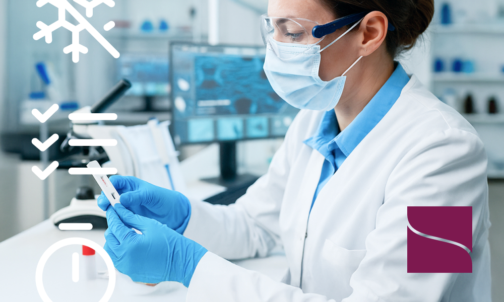 Laborantin mit Schutzbrille und Maske untersucht einen Teststreifen, ergänzt durch grafische Symbole und Seratec-Logo