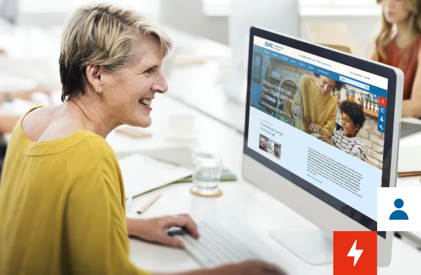 Frau nutzt die Website der Stadtwerke Einbeck am Desktop-Computer in heller Büroumgebung