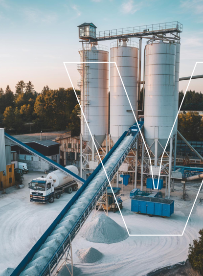 Zementwerk mit Silos, Förderband und Lkw, überlagert von einem transparenten VDZ-Schriftzug.